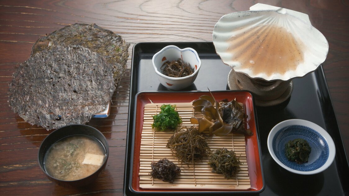 A complete seaweed shabu-shabu course includes a variety of seaweed, including wakame, sea lettuce, mozuku, and sea trumpet, in addition to rock seaweed.