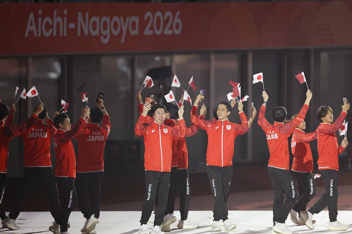 閉会式で入場する日本の選手たち＝4日、愛知・パロマ瑞穂スタジアム（時事）