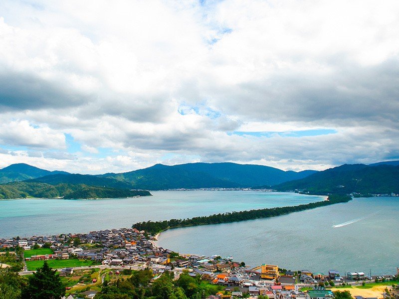 La vista desde el parque Kasamatsu. Si se mira boca abajo, se convierte en la "vista ascendente del dragón".