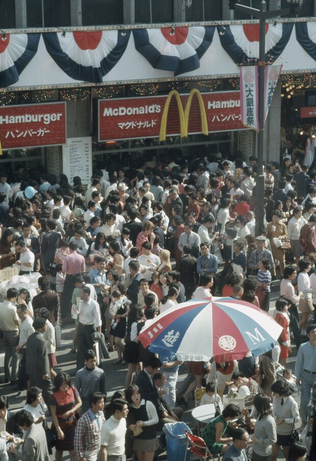 銀座三越(東京都中央区)にあった日本マクドナルドの1号店。歩行者天国の日は特ににぎわった 1973年撮影(時事)