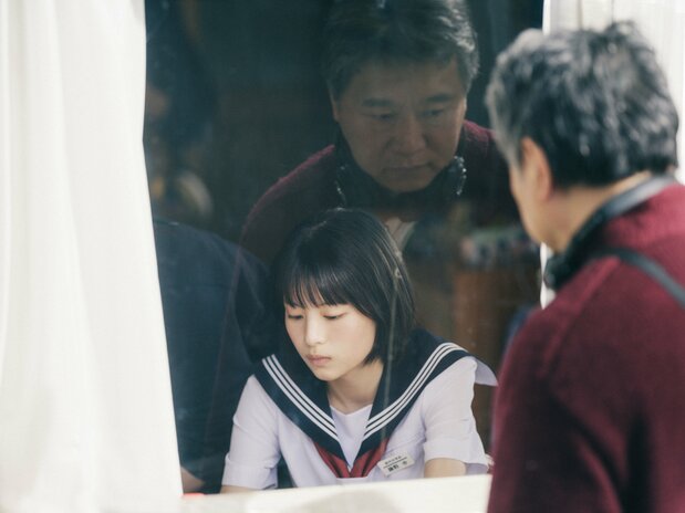 撮影現場での是枝裕和監督（メイキングショットより）©藤本タツキ／集英社　©2026 K2 Pictures・集英社