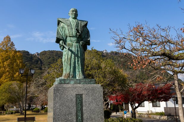 位于锦带桥西岸横山的“吉川广嘉公铜像”