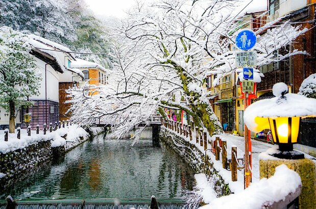 Kinosaki Onsen, Toyooka, Hyōgo Prefecture. This hot spring spa declares itself the “kingdom of crab” every winter and the spa’s ryokan serve lavish crab dishes to guests. (© Pixta)