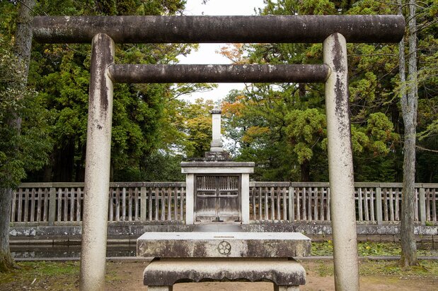 从瑞龙寺正门向东延伸的道路“八丁道”(长870米)连接着前田利长长眠的“前田利长公墓所”与瑞龙寺
