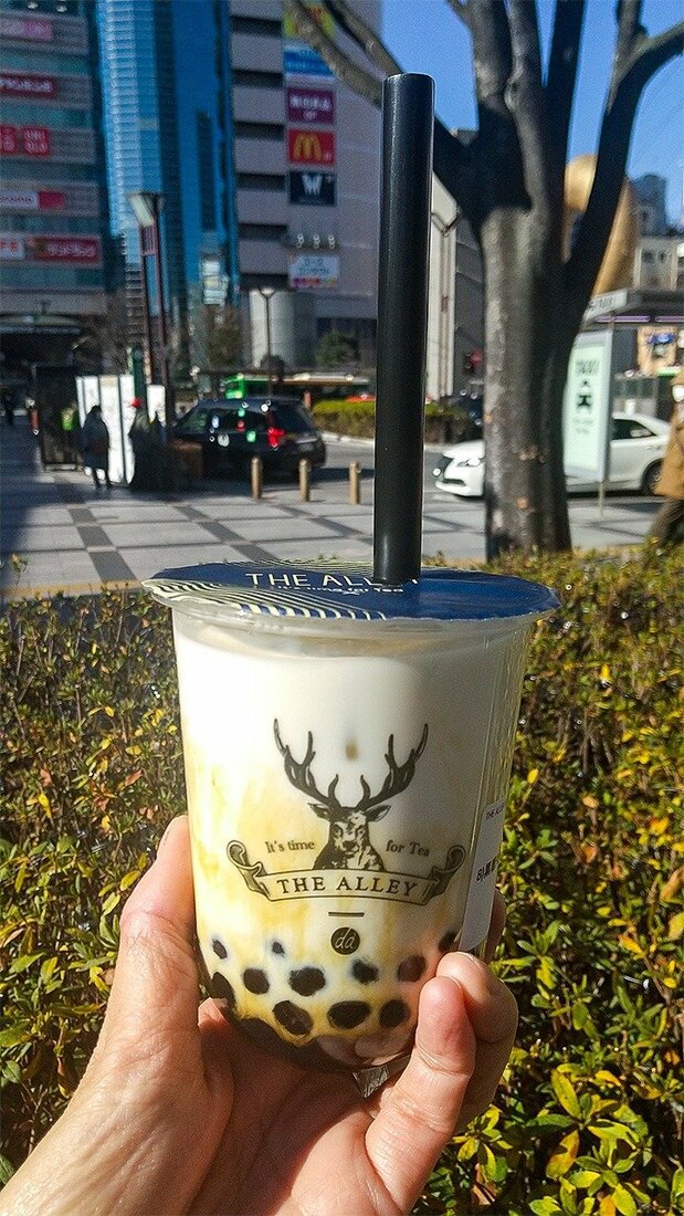 鹿角巷THE ALLEY最有人氣的飲品「皇家9號奶茶」。芳香的阿薩姆紅茶與濃郁的牛奶的結合,讓咬下珍珠的瞬間嘴裡充滿香味。此外,該店也堅持只使用製作後3小時以內的珍珠。