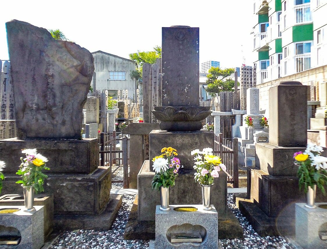 中央が瀧山、左が仲野と養子夫婦、右が叔母の染島。