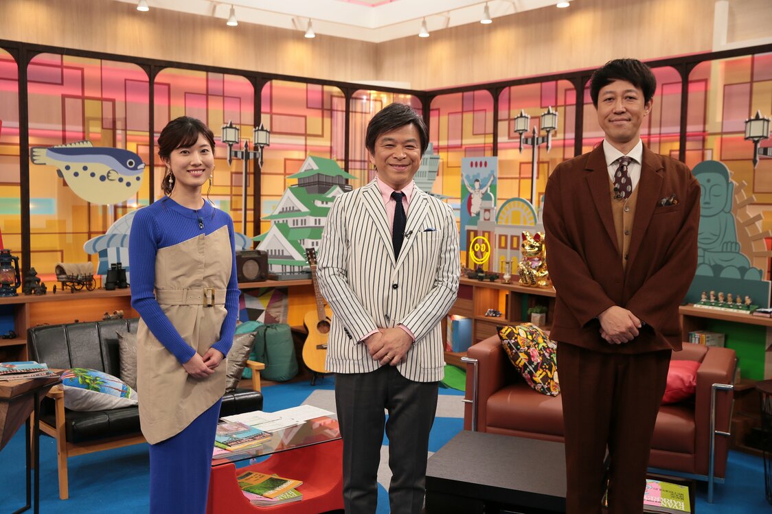 「ニュースきん5時」に出演する武田真一アナウンサー（中）、小籔千豊（右）、石橋亜紗アナウンサー（左）、撮影：NHK