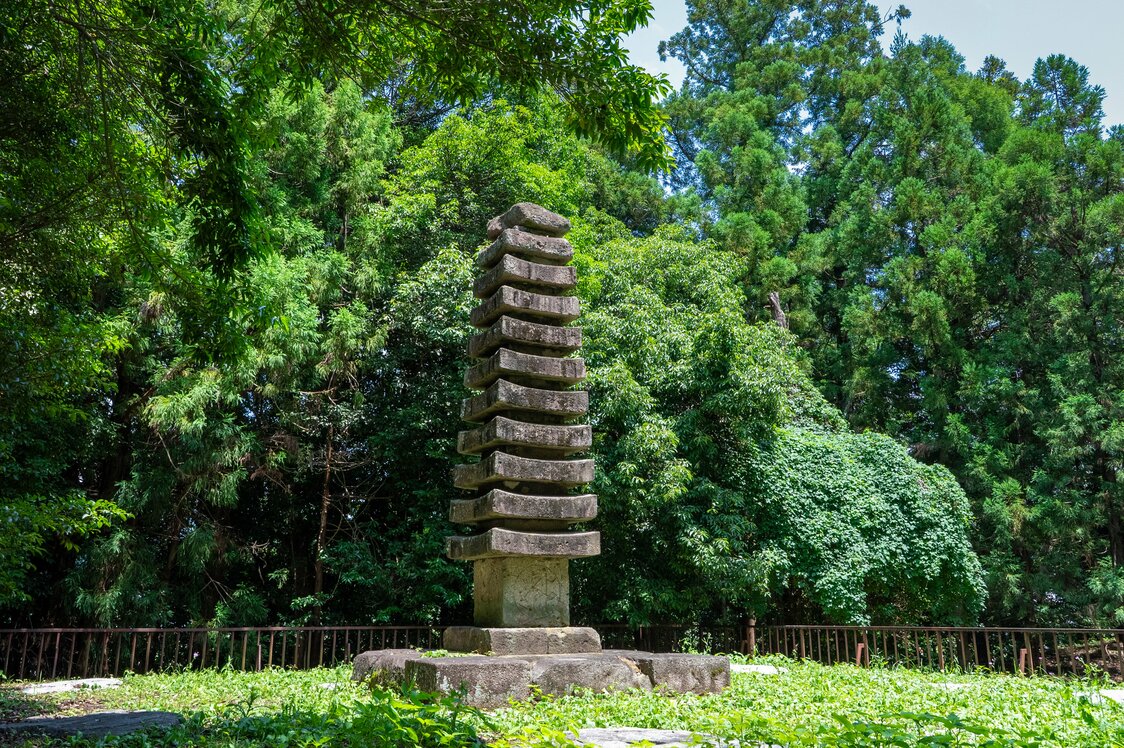 渡来系豪族の氏寺「檜隈（ひのくま）寺跡」。平安後期の石塔（国の重要文化財）が記念碑となっている