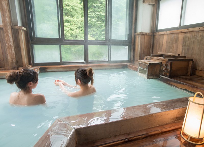還元力のある温泉は、美容にも効果があると若い女性にも大人気だ（写真提供　下藤屋） 。