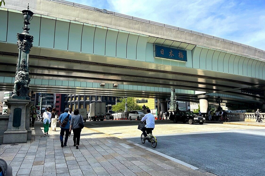 現在の日本橋。かつて日本橋は木製で、大火による焼失や老朽化で何度も架け替えられた。1911年に現在の石造橋となり、63年、その上に首都高速道が開通した　写真：天野久樹