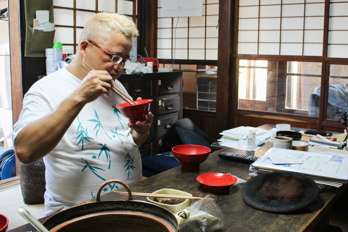 真珠庵で食事をする山賀さん。一時は泊まり込んでいたので、書生たちにはなじみの光景