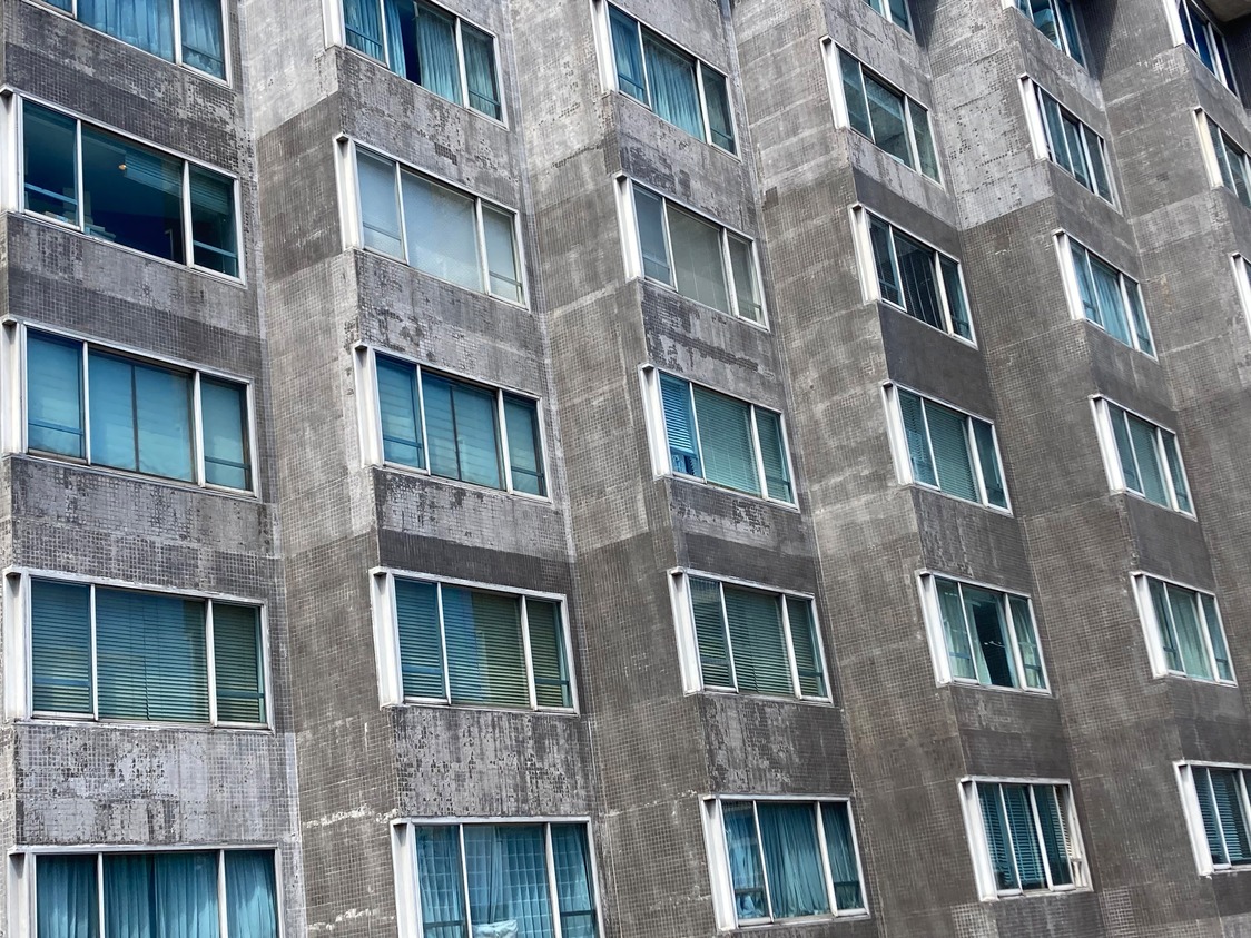 La fachada gris de Coop Olympia era el culmen del lujo en viviendas urbanas, en los sesenta. (© Gianni Simone)