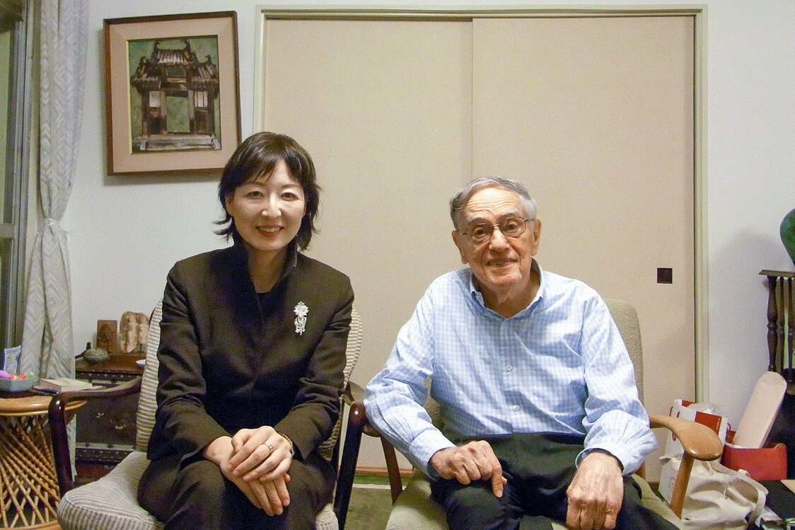 Donald Keene with the author Kawaji Yuka in his Tokyo home on November 18, 2013. (Courtesy Kawaji Yuka)