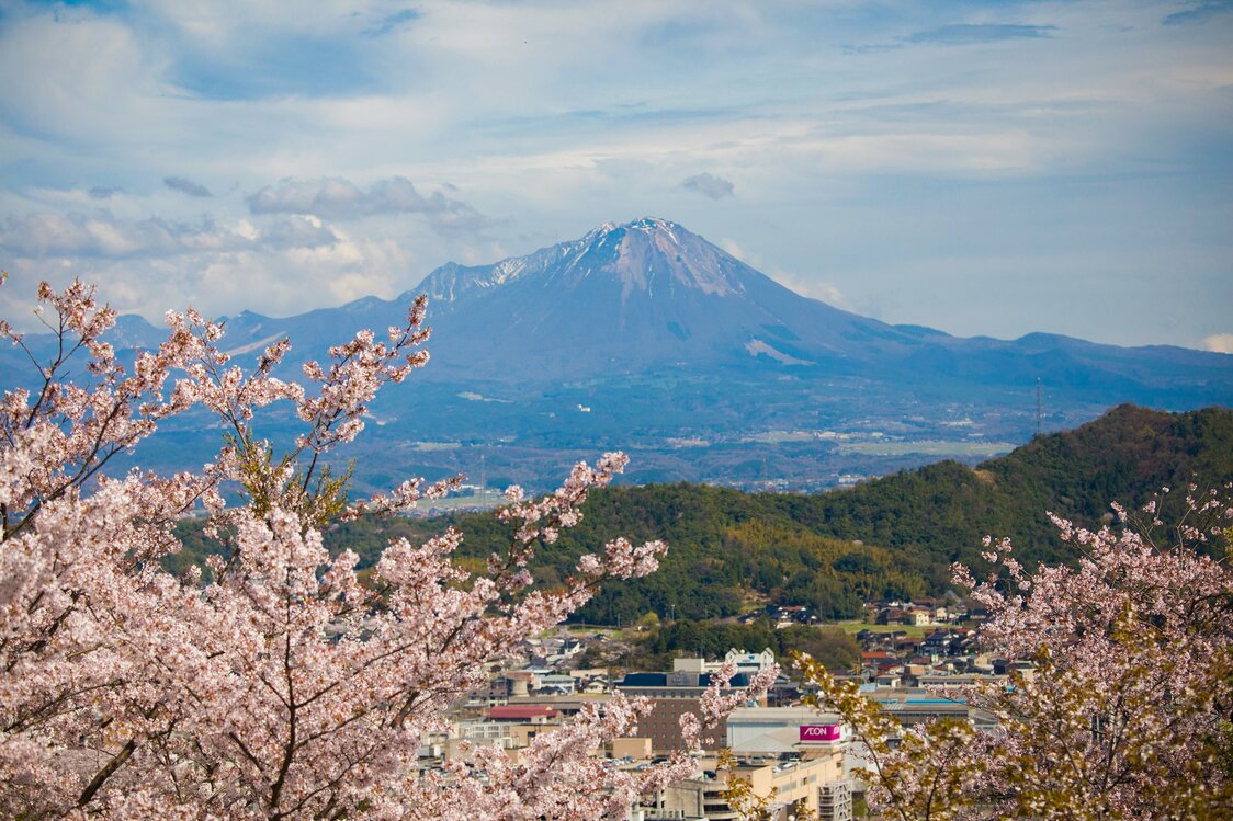 Mount Daisen, viewed from the ruins of Yonago Castle, a site renowned for cherry blossoms. (Courtesy Tottori Prefecture)