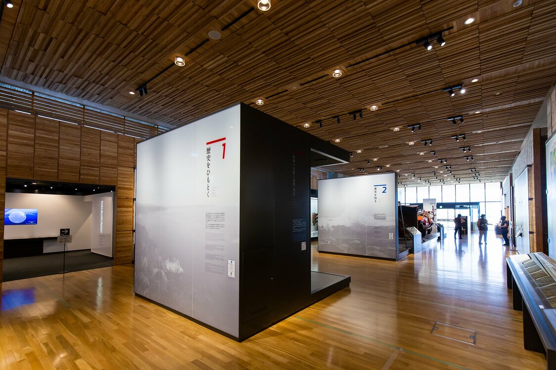 El interior del museo está hecho con materiales de madera que lo dotan de una atmósfera sosegada.