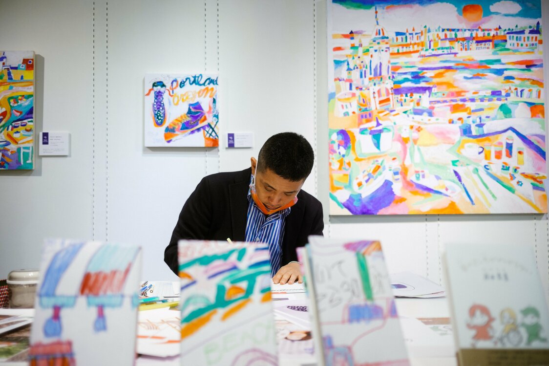 Un evento de pintura en vivo en los almacenes Fujii Daimaru en Kioto. Kinugasa Taisuke, artista contratado de Heralbony, sorprende a todos con su rapidez. (Fotografía de Heralbony)
