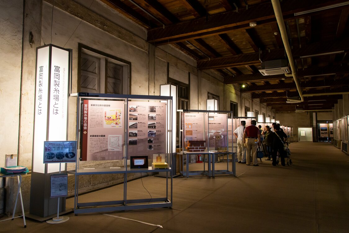 1階北側の展示室内には、製糸場の歴史や建物の構造などを説明するパネルが並び、動画の上映コーナーもある