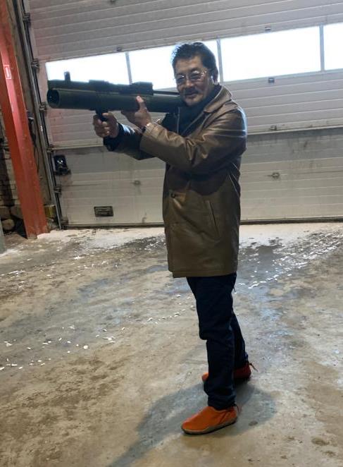 Ebisawa Takeshi maneja un lanzacohetes durante un encuentro con un agente secreto de la DEA en Copenhague, Dinamarca, en febrero de 2021. (Por cortesía del Departamento de Justicia de los Estados Unidos)