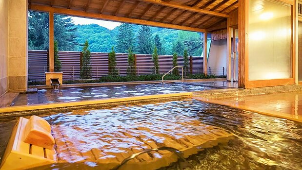 El baño al aire libre del Hotel Hanamaki, hecho de madera de ciprés goza de muy buenas vistas y es muy popular. Fotografía cortesía de Hanamaki Onsen Co., Ltd.
