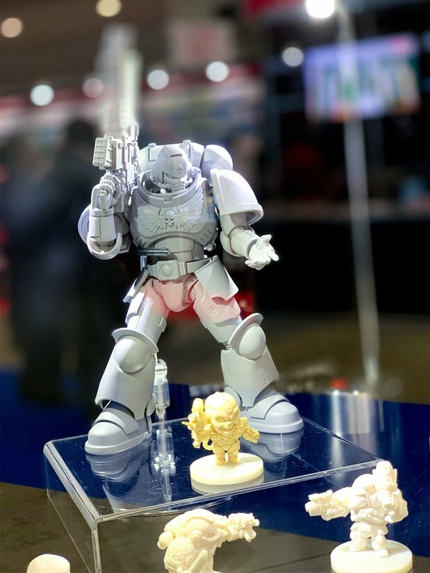 2019年6月の東京おもちゃショーに出展されたバンダイのアクションフィギュア「スペースマリーン」とカプセルトイの試作品(撮影=ニッポンドットコム編集部)