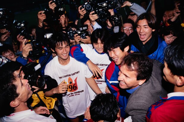 1996年の年間王者を決め、選手たちと喜ぶジーコ鹿島テクニカルディレクター(右から2人目)1996年11月9日 ©KASHIMA ANTLERS