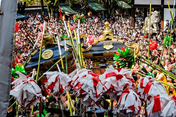 屋台に似るが一回り小さい神輿を担ぎ、「ケンゴー」という竹の支え棒も使って、互いに高く差し出して激突させる