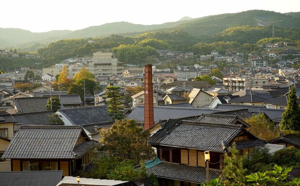 Imada Shuzō Honten y las calles de Akitsu. (Fotografía: Ukita Yasuyuki)