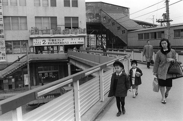 五反田駅前の国道1号線五反田歩道橋(1968年3月撮影)(時事)