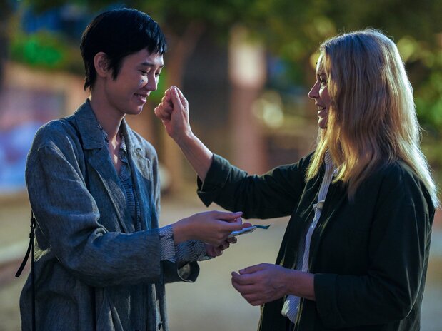 Marie-Lou (Virginie Efira, a la derecha) y Mari (Okamoto Tao) se sinceran la una con la otra nada más conocerse.