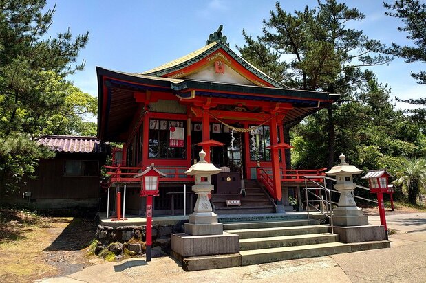 The main shrine at Tsukiyomi Jinja.
