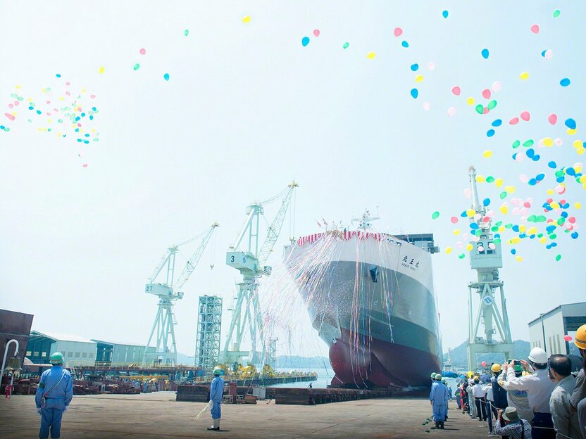 造船マンたちのハレの日、進水式は必ず晴れるというジンクスがあるそうだ（因島）