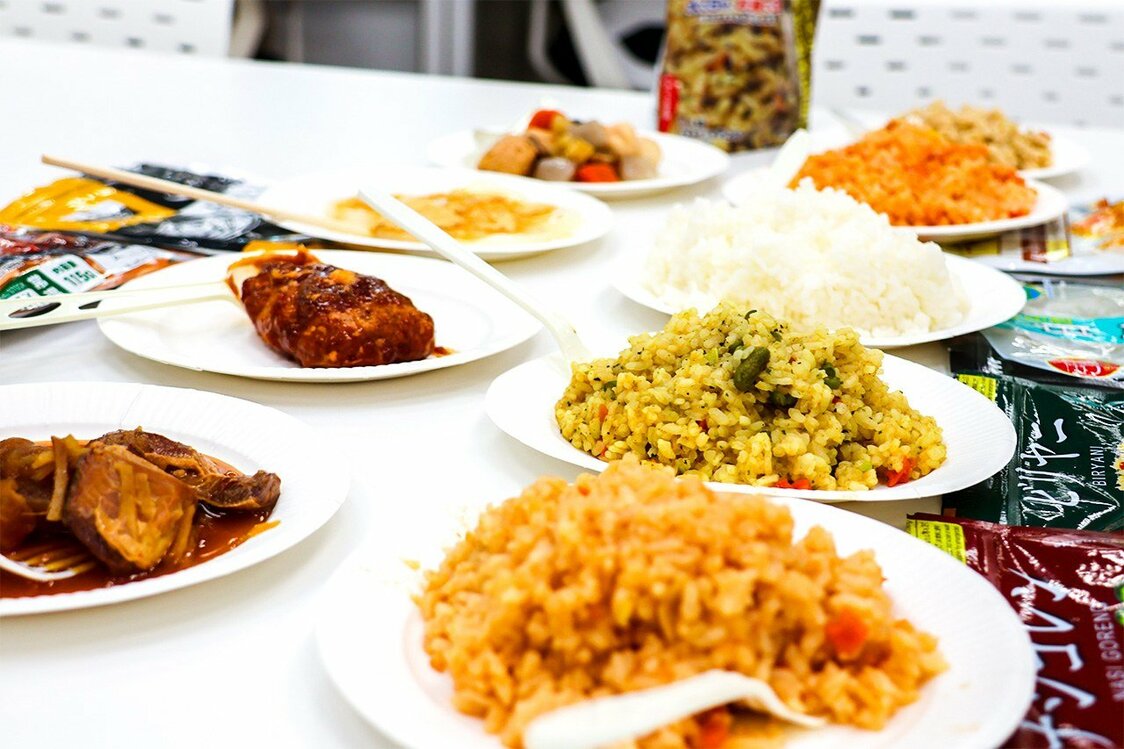 Servidos en platos, los alimentos de emergencia tienen un aspecto fresco y sabroso. (© nippon.com)