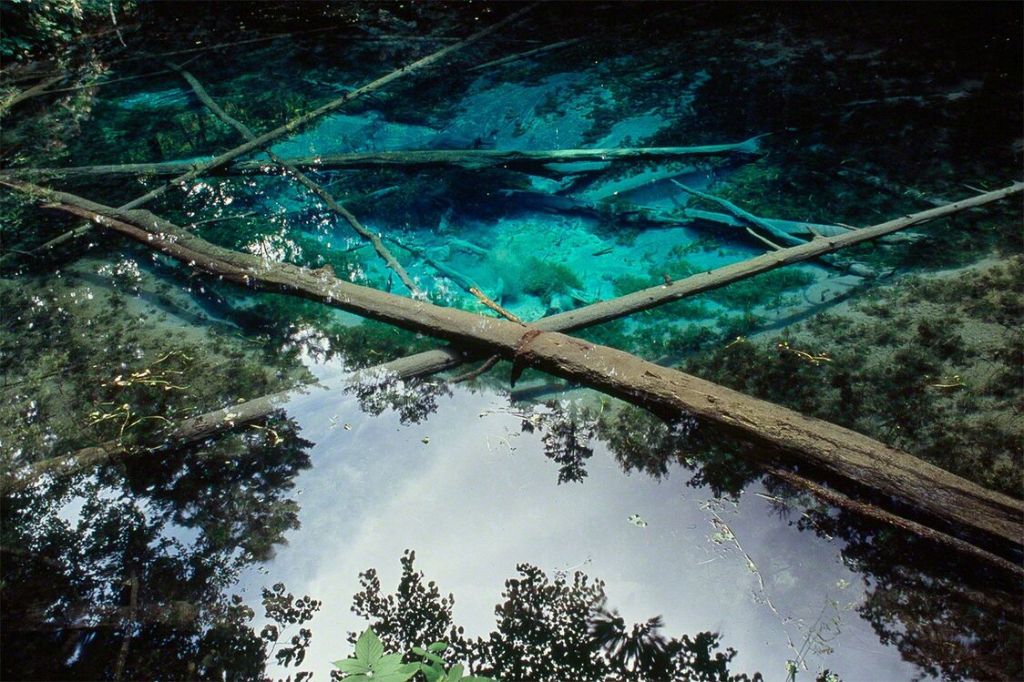 Les eaux crystallines de l’étang de Kaminoko, qui est alimenté par une rivière souterraine s’écoulant du lac Mashû.