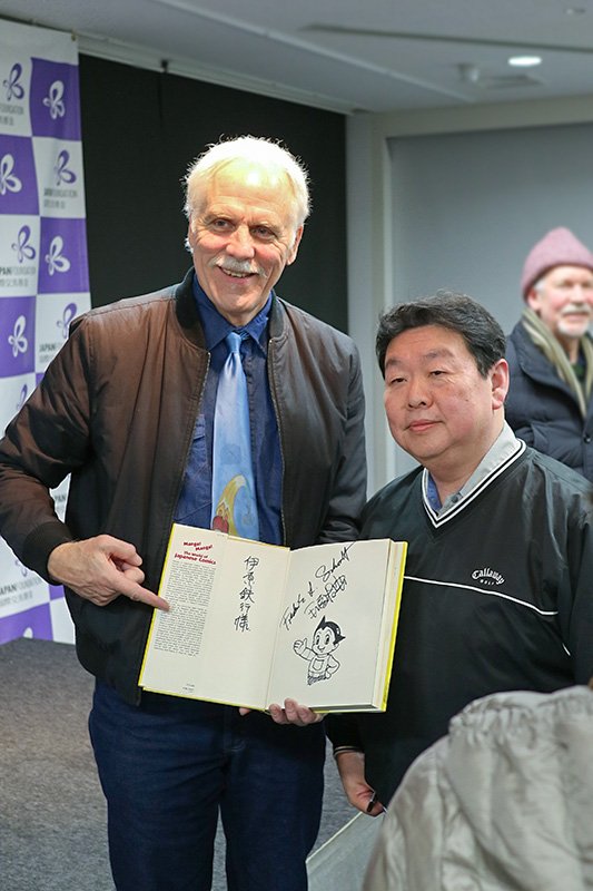 Tras la charla, un miembro del público se adelantó para mostrarle a Schodt su copia del libro, comprado en 1983 y firmado por el autor y Tezuka Osamu.
