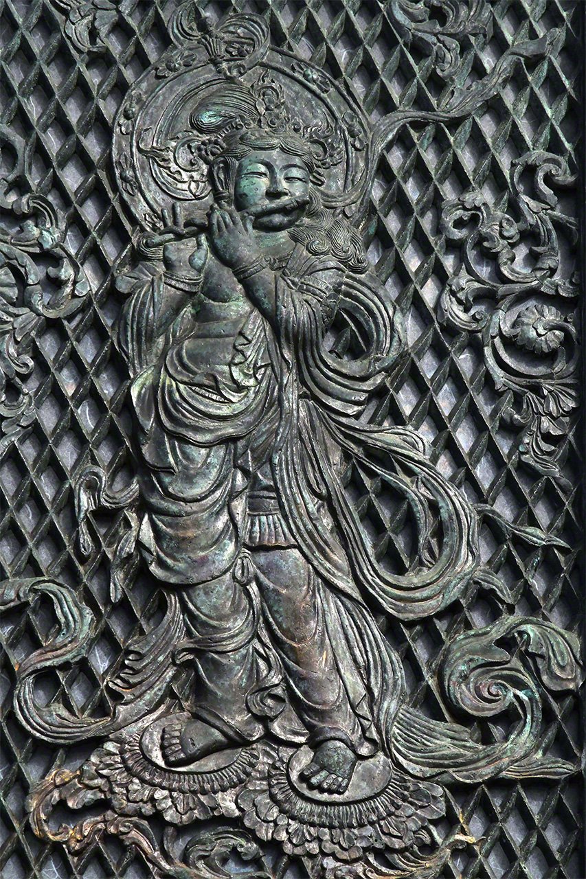 The four sides of the lantern depict bodhisattvas playing flutes and other musical instruments. (© Muda Tomohiro)