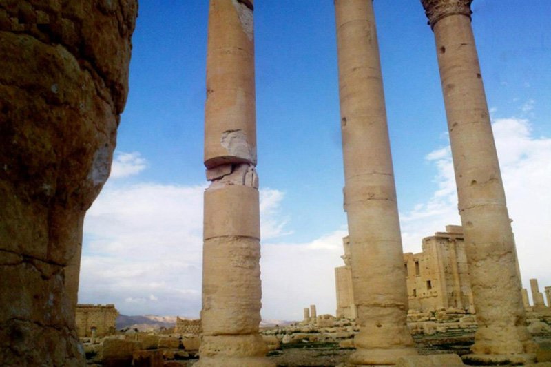 تضرر أحد أعمدة مدينة تدمر الأثرية.