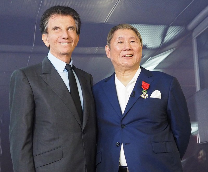 Kitano Takeshi (a la derecha) con Jack Lang (a la izquierda), el exministro de Cultura de Francia en la ceremonia en la que recibió la Legión de Honor en París el 25 de octubre de 2016. (© Jiji)