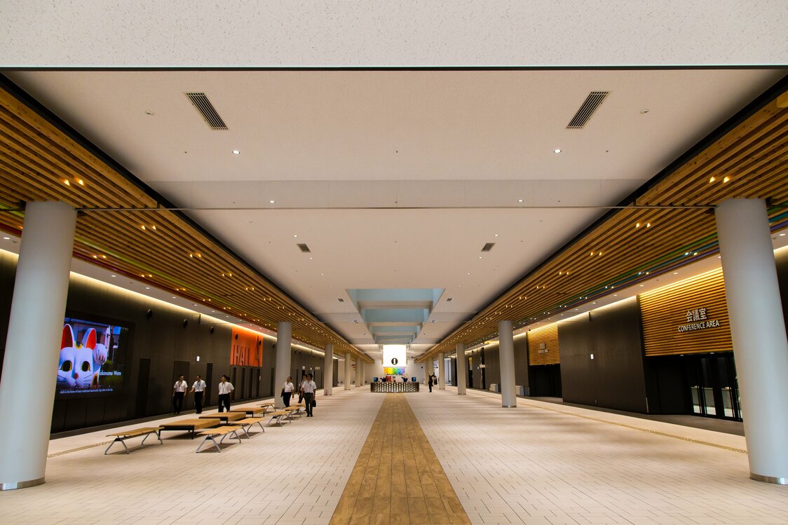 Aichi Sky Expoのメインエントランス。木材をふんだんに使った落ち着いた雰囲気