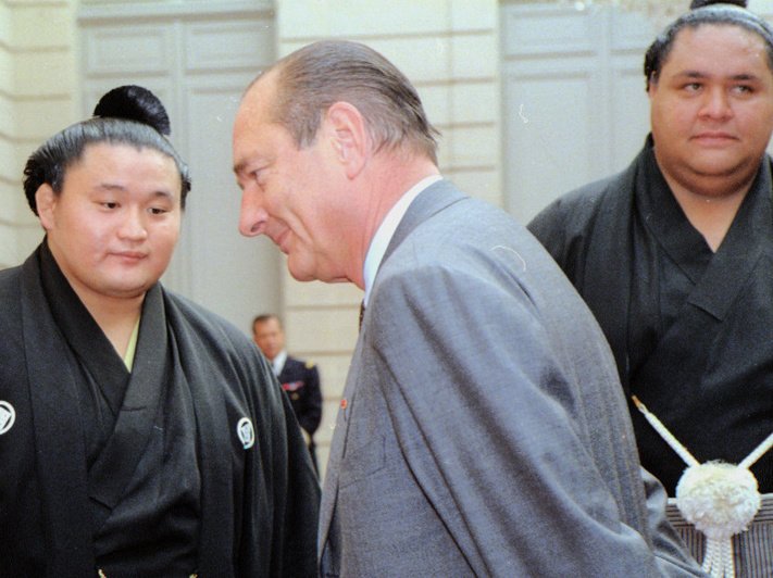 大統領官邸のエリゼ宮を訪問し、シラク・フランス大統領（当時、中央）と面会した貴乃花（左）、曙（右）の両横綱＝1995年10月（共同）