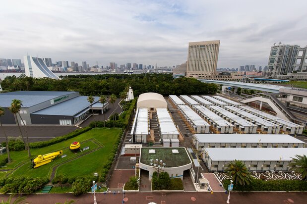 从船舶科学馆顶楼拍摄的日本财团灾害危机支援中心。周围环境优美,百合海鸥线轻轨的“东京国际邮轮码头站”近在咫尺