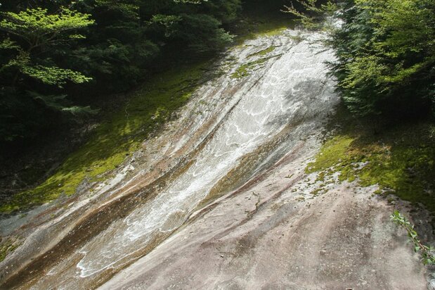 En el cañón de Nametoko se encuentra una cascada que resbala por un monolito liso. Tiene un total de 300 metros de caída y de 20 metros de ancho y es conocida como la cascada Yukiwa. Al lado del cañón hay una vereda de unos 12 kilómetros. (Imagen de la Asociación de Productos de Turismo de la Prefectura de Ehime) 