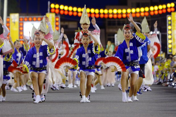 Anyone can join in the fun of the Awa Odori. (© Haga Library)