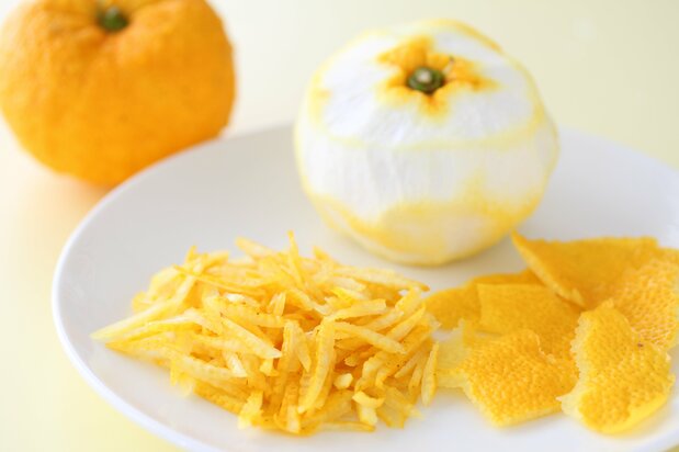 Zestes frais de yuzu (Pixta)