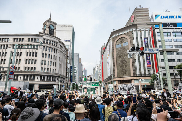 東京都中央区銀座で都知事選の候補の街頭演説を聞く聴衆=2024年7月6日(AFP時事)