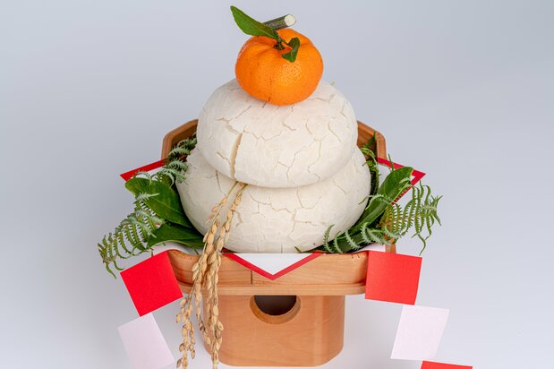 Kagami mochi tout sec et craquelé (Pixta)