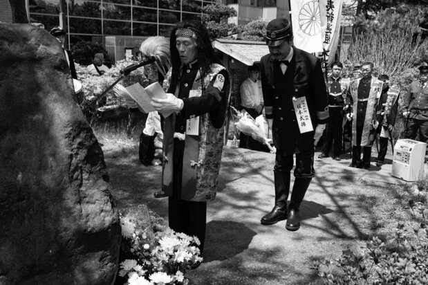 毎年5月中旬に開かれる箱館五稜郭祭の初日は、箱館戦争で命を落とした志士達の霊を弔う碑前祭から始まる。土方歳三最期の地、一本木関門で榎本武揚、黒田清隆に扮し、祭文を読み上げる同祭の実行委員会のメンバー(2019)