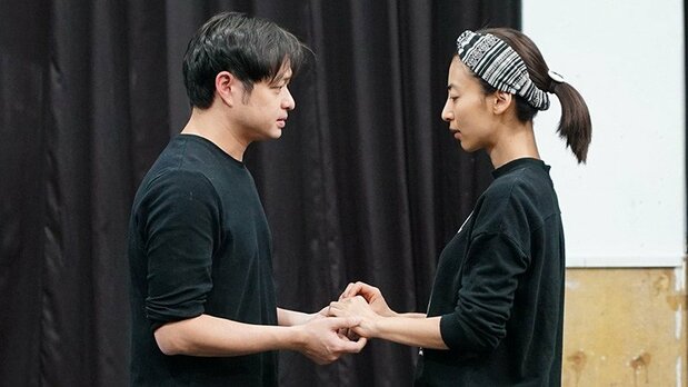 顔恵民を演じる鄭有傑さん（左）と一青和枝を演じる大久保麻梨子さん（右）（影像文化芸術基金会提供）