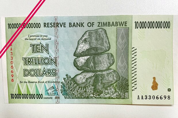 Los 10 billones de dólares zimbabuenses del premio.