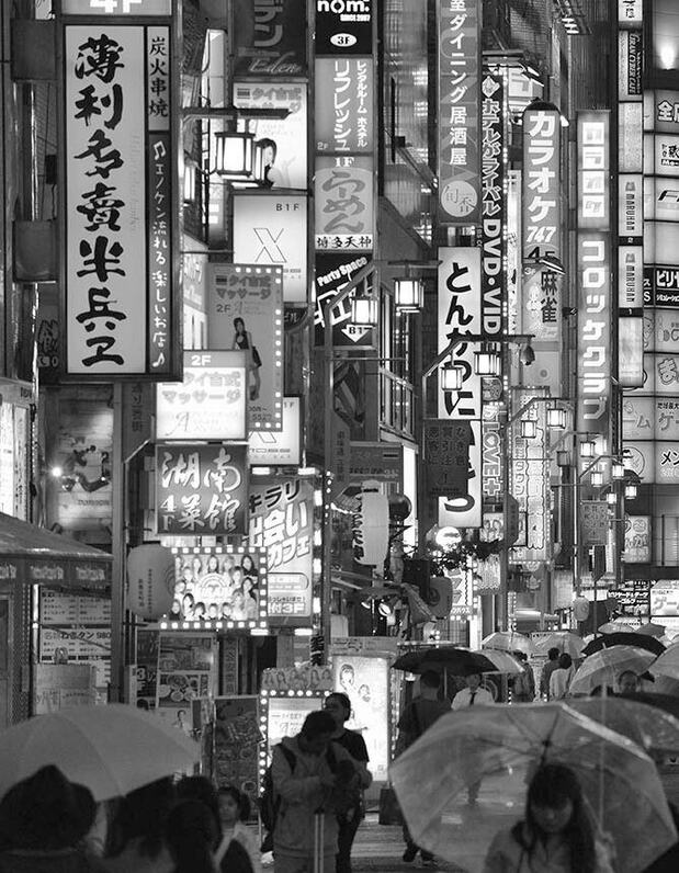 La lluvia moja un Kabukichō iluminado por los carteles de neón en 1971. (© Sankei Shimbun)