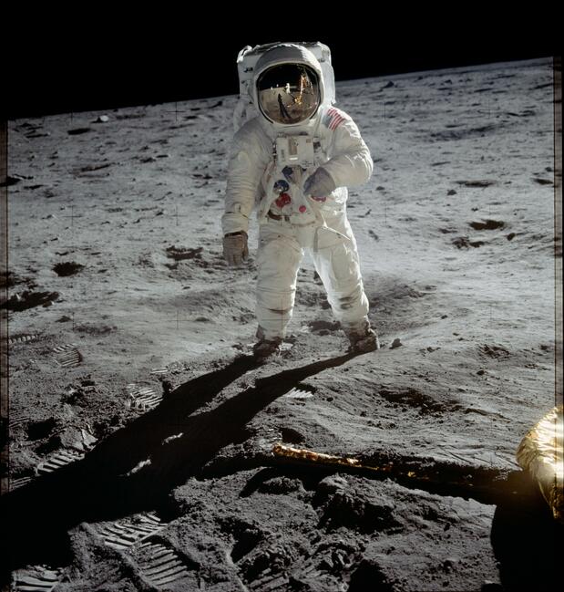 1969年7月、アポロ11号で月面に着陸し、「静かの海」を歩くオルドリン宇宙飛行士。アームストロング船長が撮影した。=NASA提供(時事)